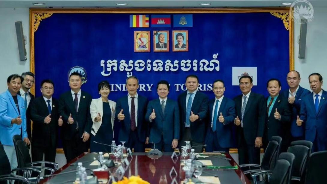 尊龙时凯集团有限公司积极推进和保障中国商务代表团前往柬埔寨进行考察交流